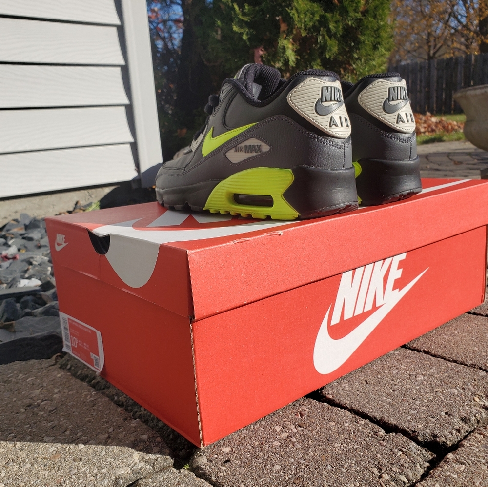Shoes - Picture 4 of 5